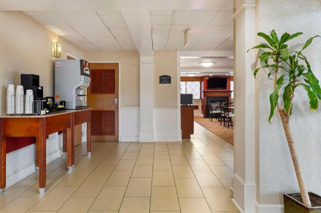 Best Western Plus The Inn At Sharon/Foxboro Exterior photo