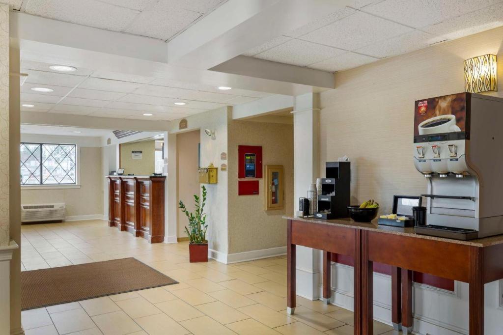 Best Western Plus The Inn At Sharon/Foxboro Exterior photo
